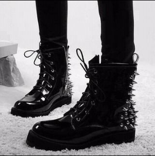 boots / style / emo / punk / doc martens Converse Outfits, Punk Shoes, Style Converse, Genius Ideas, Latest Shoe Trends, Looks Black, Combat Boot, Barbara Palvin, Womens Shoes High Heels