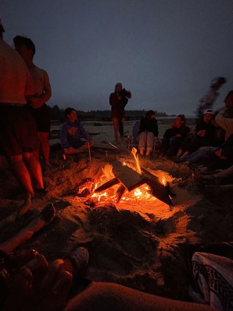 Summer Vibes Friends Night, Pictures Of Yourself, Bonfire Friends Aesthetic, Summer Nights Aesthetic Friends, Friends Camping Aesthetic, Campfire Aesthetic Friends, Bonfire Aesthetic Friends, Beach Bonfire Aesthetic, Beach Party At Night