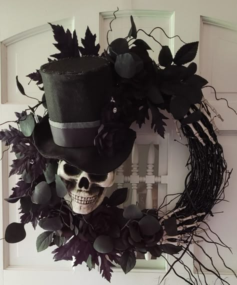 Skull Wreaths For Front Door Diy, Black Wreath Diy, Voodoo Halloween Wreath, Haloween Wreathes Ideas, Creepy Halloween Wreaths Diy, Elegant Halloween Wreath, Grapevine Halloween Wreath, Skeleton Diy Projects, Skeleton Wreath Halloween