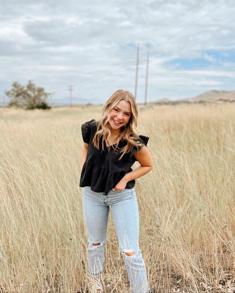 Summer Senior Pictures Outfits Jeans, Jean Senior Picture Outfits, Senior Picture Ideas Jeans And Top, Grad Casuals Photos, Flare Jeans Senior Pictures, Senior Pictures Jeans, Casual Senior Picture Outfits Jeans, Senior Pictures Outfits Jeans, Casual Senior Picture Outfits