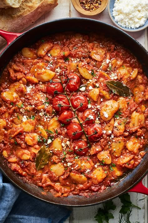 Gigantes Recipe, Giant Beans Recipe, Garbanzo Recipes, Gigantes Plaki, Vegetarian Greek Recipes, Field Peas, Yummy Vegetarian Recipes, Garbanzo Bean Recipes, Veggie Meat