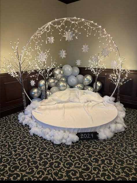 Centerpieces For Winter Wonderland Theme, Winter Dance Decorations Diy, Snowglobe Parade Float, Winter Homecoming Decorations, Frozen Balloon Display, Winter Wonderland Banquet Decor, Snow Globe Themed Party, Snowglobe Party Theme, High School Winter Dance Decorations