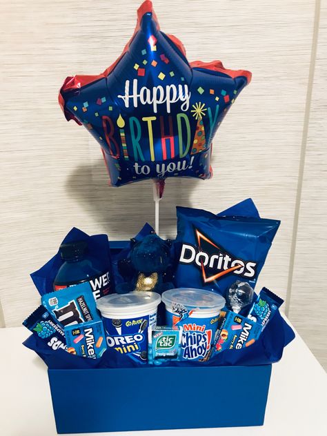 Blue Things For Gift Basket, Diy Birthday Gift Basket For Him, Blue Snack Basket Ideas, Blue Birthday Basket Gift Ideas, Blue Hamper Gift Ideas, Blue Gifts For Best Friend, Blue Snack Box Gift, Boy Birthday Basket Ideas, Blue Basket Gifts