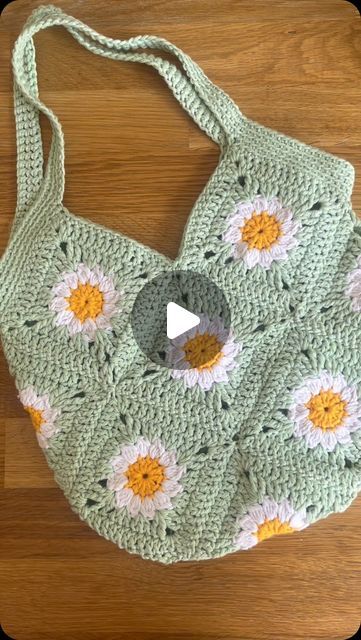 Daisy Crochet Bag Pattern Free, Granny Square Bag Handles, Crochet Granny Square Purse Pattern Free Easy, Granny Square Crochet Pattern Video, Crochet Bag Layout, Crochet Bag Video, Granny Square Crochet Bag Pattern, Crochet Bag Tutorials Videos, What To Make With Granny Squares