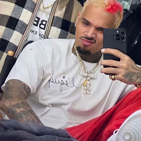 Chris Brown Pfp, Chris Brown Drawing, Chris Brown Aesthetic, Chris Brown Funny, My Man My Man, Chris Brown Photos, Look Hip Hop, Chris Brown Photoshoot, Chris Brown Outfits