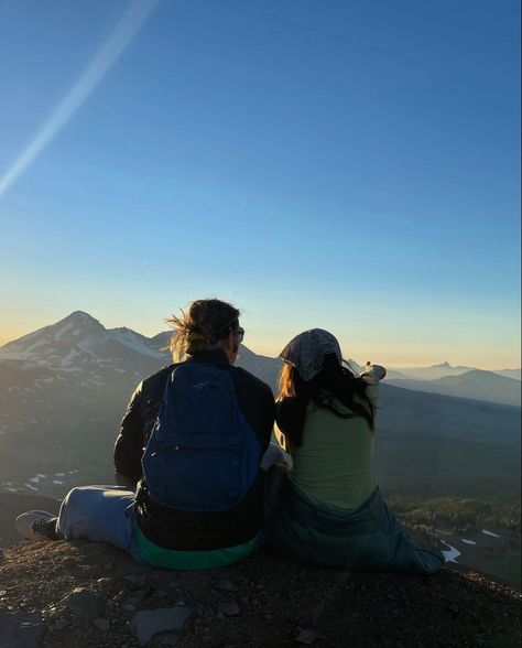 Couples Hike Aesthetic, Mountain Date Aesthetic, Mountain Hiking Aesthetic Couple, Granola Relationship Aesthetic, Adventure Couple Aesthetic, Couple Nature Aesthetic, Hiking Couple Aesthetic, Hiking Couple Pictures, Couple Trip Aesthetic