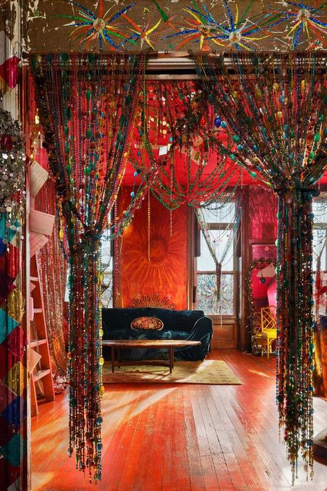 Gerald DeCock has lived in his defiantly bohemian studio apartment on the top floor of the Chelsea Hotel since 1994. Before DeCock arrived, the hotel had been home to Patti Smith, Janis Joplin, Jimi Hendrix, Dylan Thomas, Mark Twain, and many more. Bohemian Den, Maximalism House, Bohemian Studio Apartment, Hippie Apartment, Bohemian Studio, Hotel Chelsea, Bohemian Apartment, Hippie House, Chelsea Hotel