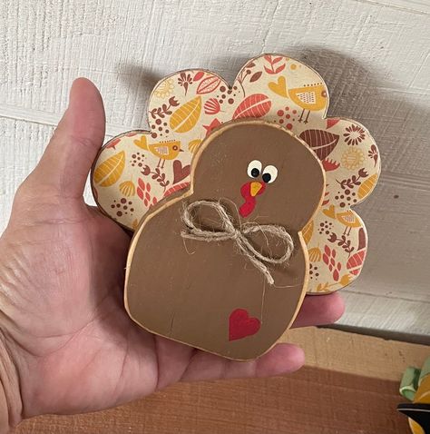 Clay Pot Turkey Craft, Turkey Crafts For Adults Diy, Diy Wooden Turkey Wood Crafts, Wood Thanksgiving Decor, Wooden Turkey Diy, Thanksgiving Wooden Crafts, Thanksgiving Wood Decor, Fall Wood Crafts Diy, Dollar Tree Turkey