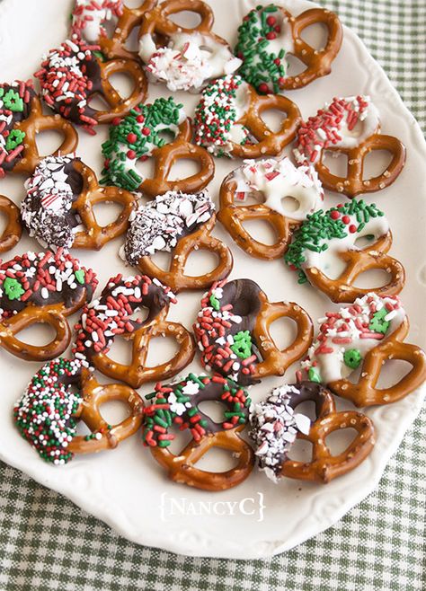 Christmas Pretzels, Dipped Pretzels, Chocolate Dipped Pretzels, Easy Christmas Treats, Flavor Combinations, Pretzel Dip, Covered Pretzels, Christmas Candy Recipes, Xmas Food