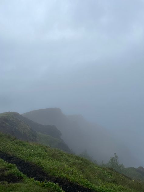 fog day // mountain hiking // thorsmork // hiking // foggy mountain Nature, Foggy Appalachian Mountains, Unforgiving Fog, Fog Mountain, Misty Woods, Mountain Aesthetic, Mountains Aesthetic, Foggy Mountains, Painting Reference