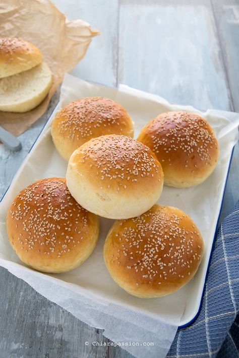 Burger Buns: Ricetta perfetta per Panini per Hamburger Best Burger Buns, Buns Recipe Easy, Panini Hamburger, Hamburger Bun Recipe, Tasty Burger, Sticky Buns Recipes, Burger Bun, Hot Cross Buns Recipe, Plats Healthy