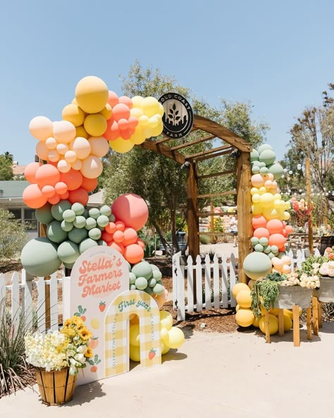 Sabrina Maldonado (@stay.goldendesign) • Instagram photos and videos Farmers Market Balloon Garland, Farmer Market Birthday Party, Farmers Market Balloon Arch, Locally Grown Birthday Party, Farmers Market Theme Party, Market Theme Party, Farmers Market First Birthday, Farmers Market Theme, Farmers Market Birthday