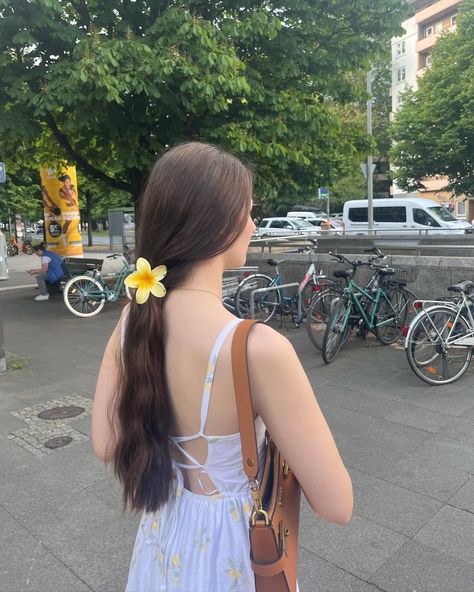 Hibiscus-flower Hairclip hairstyles 🌷🌺🪷🌸 Some of my faves atm #hairclips #hairstyle #hairstyles #flowerhairstyle #hibiscus #hairclip #hibiscus🌺 Hair Manifestation, Belleza Aesthetic, Hairclip Hairstyles, Fotos Aesthetic, Pretty Angel, Flower Hair Clip, Hibiscus Flower, 90s Anime, Flower Clip