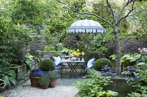 House Tour: Townhouse of Designer Christina Nielsen Gravel And Pavers, Magic Places, Backyard Privacy, Garden Idea, Brick Patios, Backyard Fences, City Garden, House Tour, Small Gardens