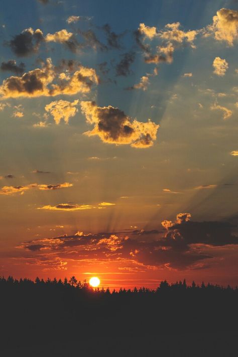 Morning sunshine wIth crepuscular rays. Crepuscular Rays, Beach Sunset Wallpaper, Sky Photography Nature, Fashion Gal, Image Nature, Sky Pictures, Sunset Nature, Sky View, Sunset Wallpaper