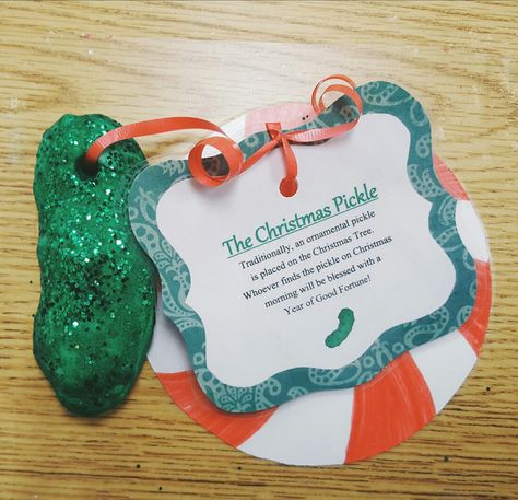 Pickle Crafts Preschool, Diy Pickle Ornament, Pickle Ornament Craft, Christmas Pickle Craft, Parent Holiday Gifts, Preschool Christmas Gifts, Prek Christmas, Christmas Stem Activities, Craft Kindergarten