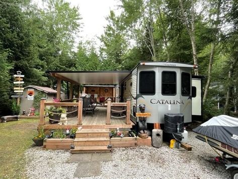 Camper With Porch Decks, Rv Backyard Ideas, Camper Deck Ideas Campsite, Rv Landscaping Ideas Yards, Rv Porches And Decks Diy, Rv Lot Landscaping Ideas, Camper Outdoor Set Up, Permanent Rv Site Ideas, Camper Landscaping