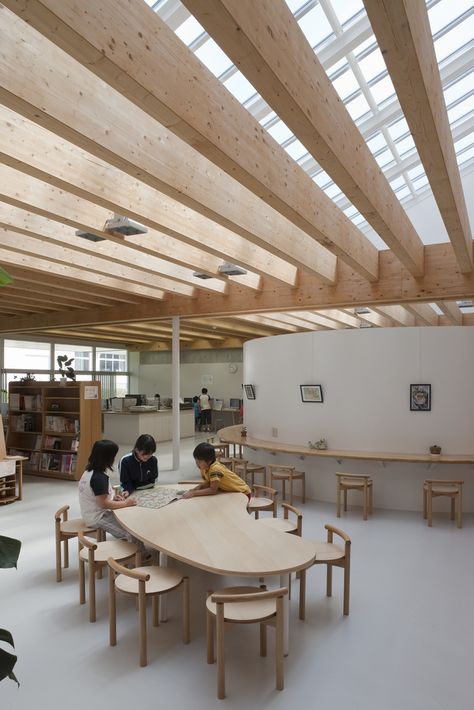 Gallery of Itoi Elementary School / Atelier BNK - 4 Classroom Interior, School Building Design, مركز ثقافي, Kindergarten Design, Future School, School Interior, School Building, Library Design, Classroom Design