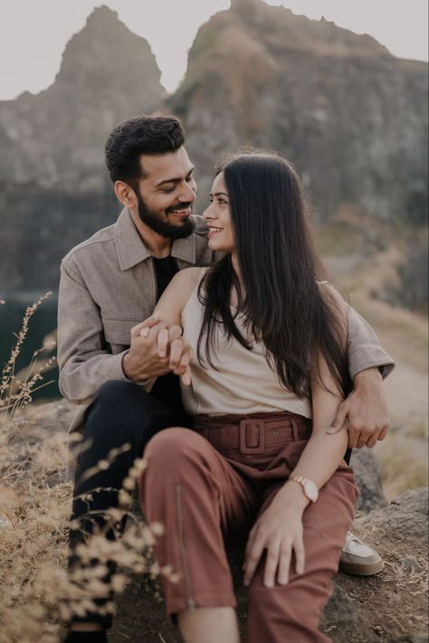 Pre Wedding Jeans Outfit, Pre Wedding Street Photo Ideas, Outdoor Shoot Couple, Prewedding Outfit Ideas Western, Outdoor Poses For Couples, Green Dress Couple Outfit, Outfits Refrence, Pre Wedding Dress Ideas For Couple, Anniversary Poses Ideas Couple Pics