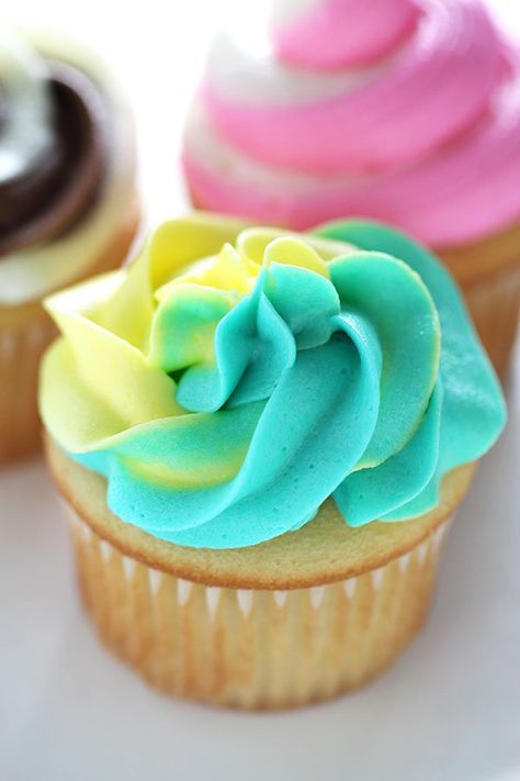 3 EASY Ways to Make Swirled Cupcake Frosting How To Ice Cupcakes, Icing Flavors, Easy Cupcake Frosting, Cupcake Frosting Techniques, Cupcake Decorating Techniques, Easy Cupcakes Decoration, Frosting Ideas, Cupcake Piping, Piping Frosting