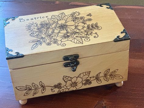 Beginner Wood Burning, Jewelry Box Diy, Box Diy, Art Idea, Pyrography, Wood Burning, Easy Drawings, Laser Cut, Jewelry Box