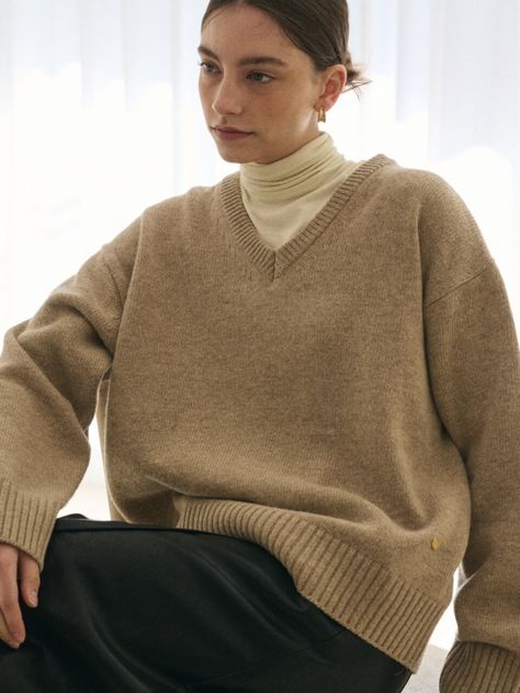 Turtle Neck And Sweater Outfit, Brown V Neck Sweater Outfit, V Sweater Outfit, Turtle Neck Under Sweater, Turtle Neck Sweater Outfits, Oversized Brown Sweater, Vneck Sweater Outfit, V Neck Sweater Outfit, Turtle Neck Outfits