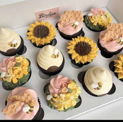 Bumble Bee Cupcakes, Wedding Shower Cupcakes, Daisy Cupcakes, Sunflower Cupcakes, Cupcake Piping, Bee Cupcakes, Pastel Baby Shower, My Homies, Daisy Cakes