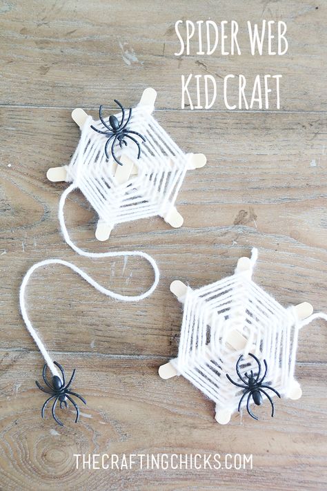 DIY Spider Web Yarn Craft on thecraftingchicks.com Spider Yarn Craft, Diy Spider Web, Høstaktiviteter For Barn, Läskig Halloween, Spider Craft, Diy Spider, Halloween Class Party, Craft Halloween, Halloween Fest