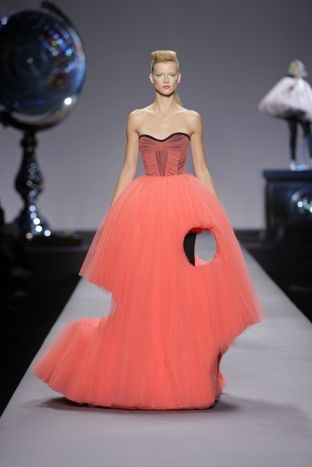 Art & Fashion. Between Skin and Clothing « Fashionartisan's Blog Haute Couture Style, Victor And Rolf, Sculptural Fashion, Couture Mode, Weird Fashion, Viktor & Rolf, Coral Dress, Avant Garde Fashion, Artist Style