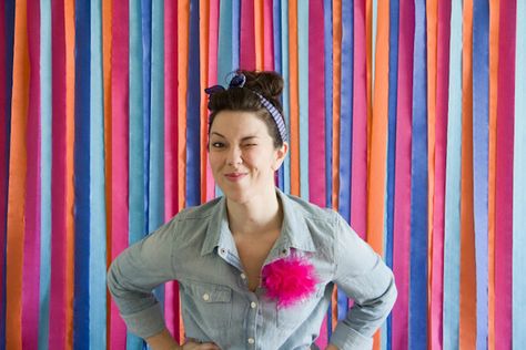 Tape paper streamers along the length of a wall. | 28 Decorating Tricks To Brighten Up Your Rented Home Diy Fotokabine, Diy Streamers, Photobooth Backdrop, Crepe Paper Crafts, Photography Backdrops Diy, Streamer Backdrop, Diy Photo Backdrop, Crepe Paper Streamers, Boda Diy