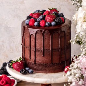 chocolate cake with chocolate ganache drip topped with strawberries, blueberries, raspberries and blackberries. Chocolate Cake Topped With Strawberries, Chocolate Berry Cake Decoration, Rustic Chocolate Cake Birthday, Chocolate Ganache Cake With Strawberries, Cute Cakes With Strawberries, Chocolate Berries Cake, Chocolate Birthday Cake With Fruit, Chocolate Cake Toppings Decoration, Chocolate Cake Decoration Strawberry