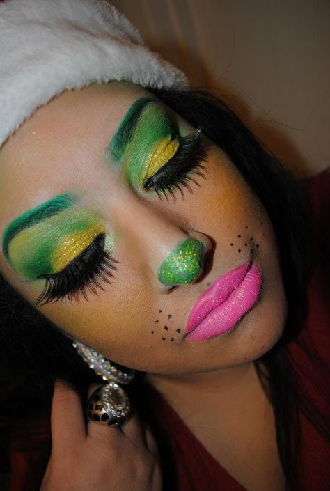 mrs grinch! tutorial  http://youtu.be/rWfumVZBCbI . . Awww Im so doing this I LOOOVE THE GRINCH.. Grinch Day At School Outfit Girl, Grinch Makeup Easy, Grinch Make Up Easy, Grinch Makeup Eyeshadow, Grinch Makeup Kids, Grinch Halloween Makeup, Grinch Eye Makeup, Grinch Hair, Mrs Grinch