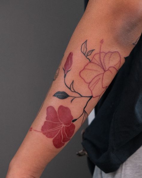 Hibiscus flowers #hibiscustattoo #floraltattoo #redtattoo #tattooart #tattooartist #tattooinspo #londontattoo #uktattoo #tattoolondon #botanicaltattoo #londontattooartist Hibiscus Shoulder Tattoo, Thai Flower Tattoo, Hibiscus Line Art Tattoo, Japan Flower Tattoo, Hibiscus Back Tattoo, Two Hibiscus Flowers Tattoo, Abstract Hibiscus Tattoo, Hollyhock Tattoo, Unique Hibiscus Tattoo