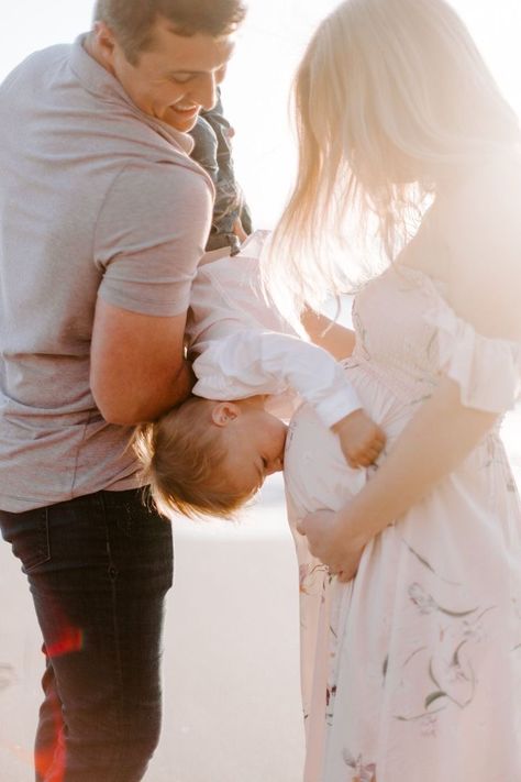 Family Outdoor Maternity Shoot, Beach Family Photos Maternity, Outside Family Maternity Pictures, Family Of 3 Photoshoot Maternity, Family And Maternity Pictures, Family Bump Photoshoot, Maternity Photo Family Of 3, Family Photo Outfits Maternity, Maternity Photo Shoot Ideas Outdoor Family