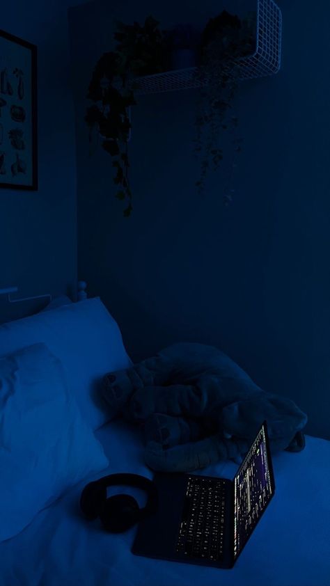 Bedroom Aesthetic Dark, Dark Blue Rooms, Calming Pictures, Graffiti Pictures, Navy Wallpaper, Blue Anime, Cute Room Ideas, Dark Star, Pretty Room