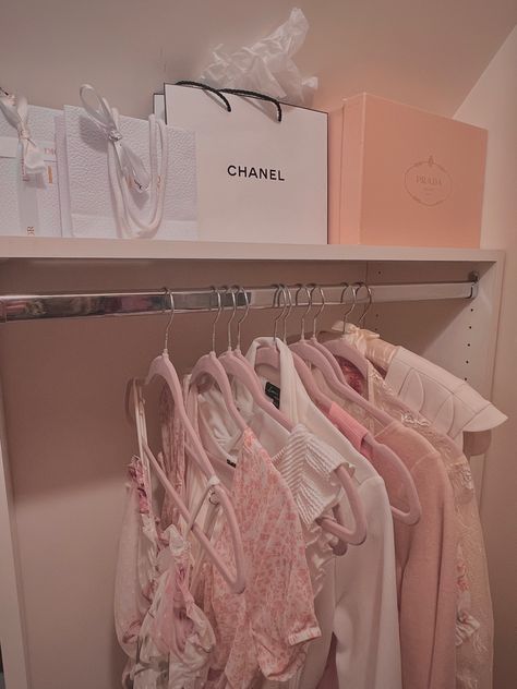 Princess Closet Aesthetic, Coquette Walk In Closet, Coquette Organization, Decor Closet Organization, Princesscore Room, Room Decor Closet, Coquette Closet, Decor Closet, Pink Closet