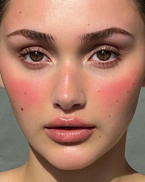 Gabriella Floyd on Instagram: “The stunning @zoonra 🌞 #sunkissed #blush #makeupbyme #crueltyfree Shooting beauty with @nadiaryder 📸💛” Strawberry Girl Aesthetic, Sunkissed Blush, Strawberry Girl, Aesthetic 2024, Editorial Makeup, Everyday Makeup, Blush Makeup, Pretty Makeup, Artistry Makeup