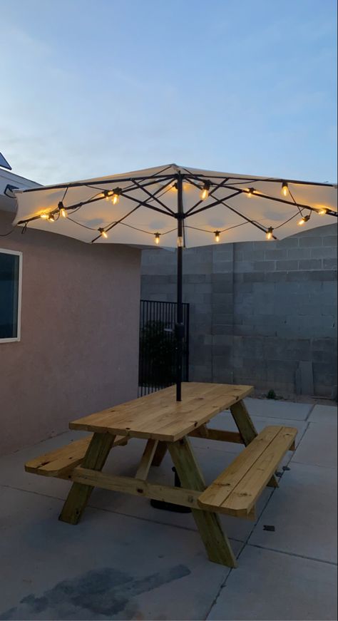 Restaurant Outdoor Seating Ideas Patio, Outdoor Sitting Area Ideas Restaurant, Umbrella Tables Outdoor, Picnic Table Ideas Outdoor, Patio Restaurant Ideas, Garden Umbrella Ideas, Picnic Table Backyard, Outdoor Cafe Design, Picnic Table Umbrella