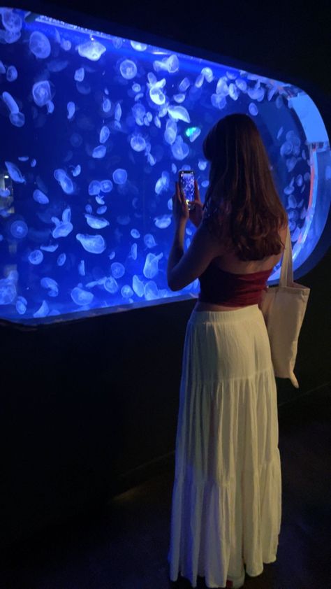 Aquarium Poses Aesthetic, Aquarium Day Outfit, Aquarium Pics Ideas, Cute Aquarium Pictures, Aquarium Date Outfit Ideas, Aesthetic Aquarium Photos, Aquarium Pictures Ideas, Aquarium Aesthetic Outfit, Aquarium Photo Ideas