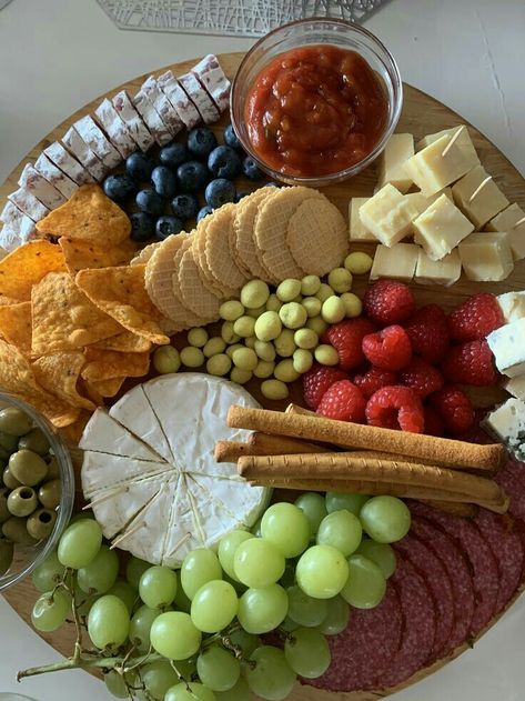 Party Food Buffet, Catering Ideas Food, Party Food Platters, Charcuterie Recipes, Picnic Food, Snacks Für Party, Buffet Food, Christmas Appetizers, Party Food Appetizers