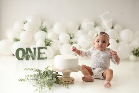 1st Birthday Photoshoot With Balloons, Cake Smash Balloon Backdrop, White Balloon Cake Smash, Cake Smash White Backdrop, Simple Baby Birthday, Half Birthday Baby, Cake Smash Theme, Cat Themed Birthday Party, Cake Smash Outfit Girl