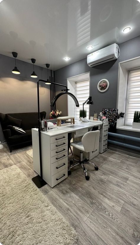 Nail Technician Room, Modern Nail Salon, Nail Room Ideas, Tech Room, Nail Salon Interior Design, Permanente Make-up, Nail Salon Interior, Beauty Room Salon, Esthetician Room Decor