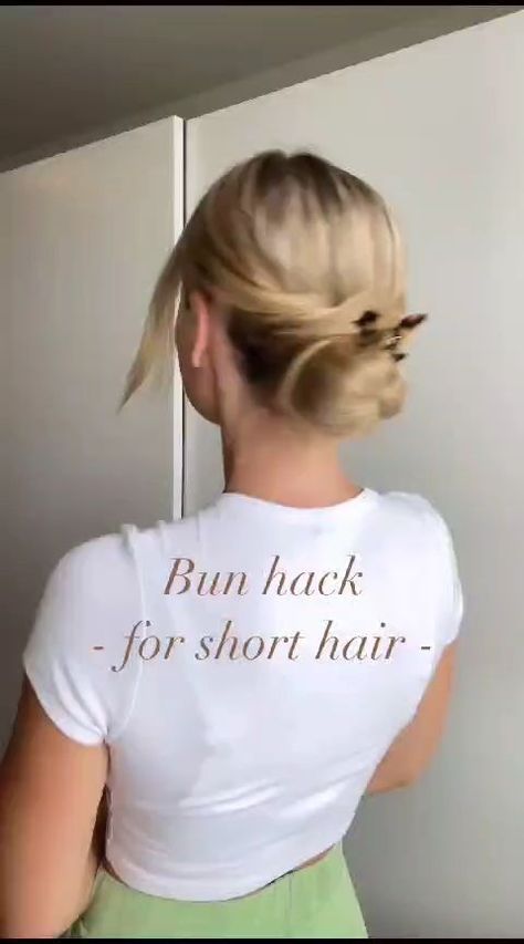 Bun Hack For Short Hair, Rugby Hairstyles, Hairstyles Buns, Short Hair Bun, Vlasové Trendy, Hair Upstyles, Easy Hair Updos, Women's Hairstyles, Hairdos For Short Hair