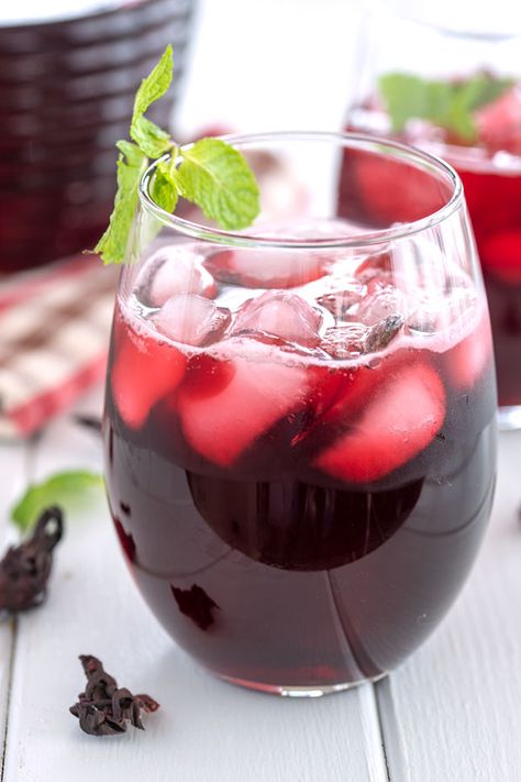 How to make authentic Mexican agua de jamaica. Enjoy all the benefits of hibiscus tea! Agua Jamaica, Benefits Of Hibiscus Tea, Mexican Beverages, Jamaica Drink, Benefits Of Hibiscus, Hibiscus Tea Benefits, Lose Your Belly, Mexican Menu, Dried Hibiscus Flowers