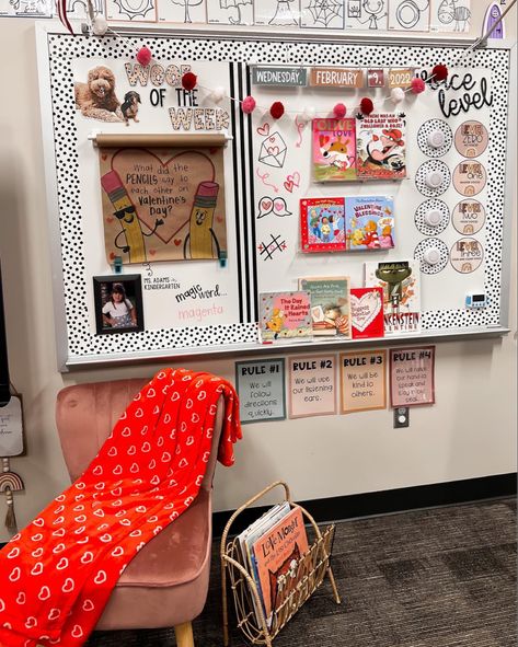 Family Wall For Classroom, Eclectic Classroom Decor, Classroom Gallery Wall, Teacher Room Decorations, Pre K Classroom Set Up, 1st Grade Classroom Set Up, Simply Safari, Kindergarten Classroom Themes, Cozy Classroom