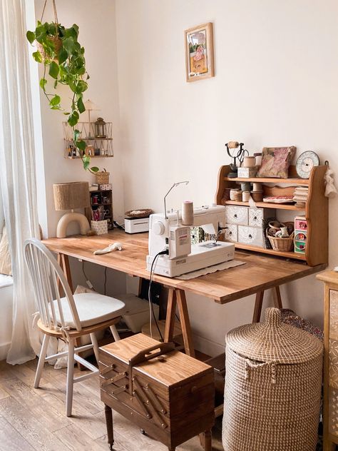 Sew Room Organization Ideas, Boho Sewing Room, Studio Office Ideas, Tiny Sewing Room, Sewing Studio Space, Fun Sewing Projects, Sewing Room Ideas, Small Sewing Rooms, Sewing Desk