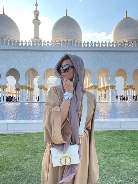 Dubai Travel Outfit, Dubai Outfits For Women, Dubai Desert Outfit, Dubai Fashion Women, Dubai Picture Ideas, Dubai Outfits Ideas, Dubai Photoshoot, Dubai Outfit, Desert Outfit