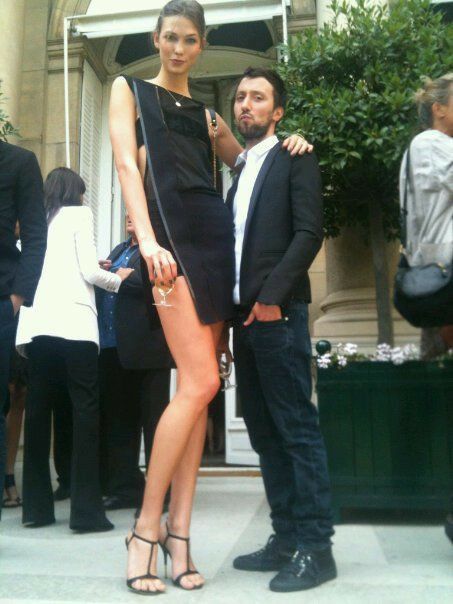 Taller Girlfriend, Tall Girl Short Guy, Karlie Kloss Style, Giant People, Tall Women Fashion, Tall People, Long Tall Sally, Karlie Kloss, Foto Poses