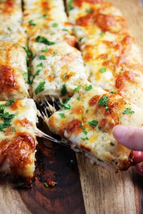 If you\'re looking for the absolute best cheesy garlic bread, look no further. The most amazing, EASY homemade foccacia bread is brushed with garlic butter and oregano, covered in cheese, and baked to soft, chewy, cheesy, golden perfection. It\'s a perfect appetizer or side for pizza or soup night! #cheese #appetizer Over Night Foccacia Bread Recipes, Garlic Pan Bread, Cheesy Bread Pizza, Easy Focaccia Bread Recipe With Garlic And Herbs, What Do You Eat With Foccacia Bread, Cheesy Garlic Foccacia Bread, Herb Foccacia Bread Recipes, Cheesy Focaccia Bread, Cheesy Foccacia Bread Recipes