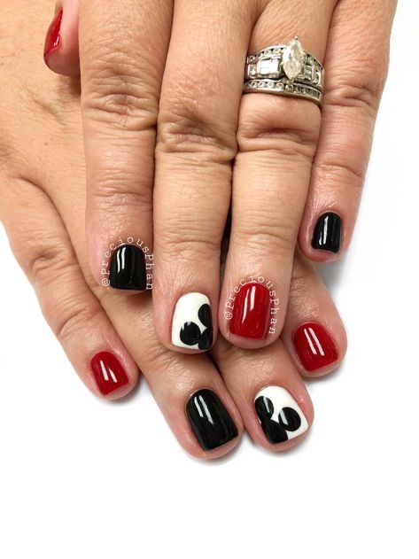 Mickey Mouse Gel Nails, Walt Disney Nails, Disney Nail Ideas For Short Nails, Universal Studio Nail Designs, Black Mickey Nails, Disney Nails For Kids, Disney Dip Nails, Disney Toe Nail Designs, Nails Disney Designs